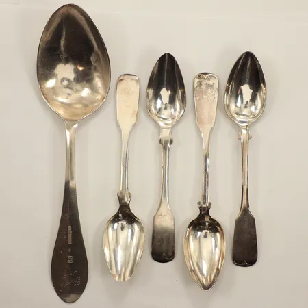 Fyra skedar, längd 13cm, en matsked, längd 20cm, gravyr, silver Vikt: 74,4 g
