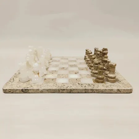 Schackspel i onyx, ca 30x30cm, nagg på häst mule, flertal smärre nagg, originalask Skickas med Bussgods eller PostNord