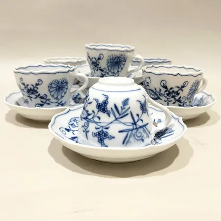 Sex moccakoppar med fat, Meissen, lökmönstret, Tyskland, kopp höjd ca 5cm, Ø6,5cm, fat Ø11cm, 