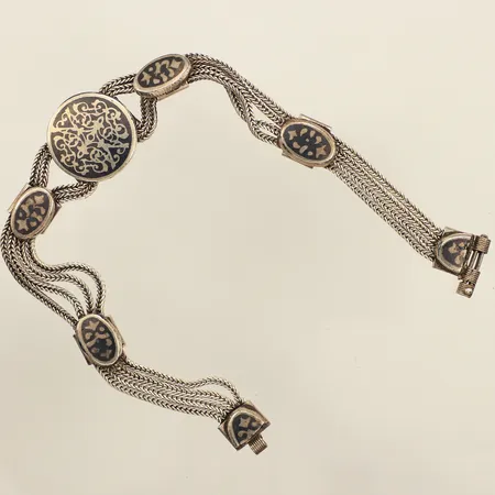 Armband, längd 19cm, bredd ca 6-17mm, emaljdetaljer, 900/1000 silver Vikt: 18,9 g