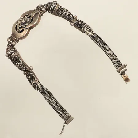 Armband med lejondekor, längd 17cm, bredd ca 5-16mm, otydlig stämpel, 925/1000 silver  Vikt: 21,6 g
