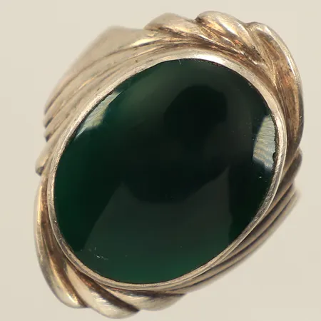 Ring med grön sten, stl 18¾, bredd ca 4-28mm, 925/1000 silver Vikt: 10,4 g