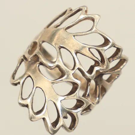 Ring med organisk dekor, stl 16½, bredd ca 25mm, 925/1000 silver Vikt: 4,3 g