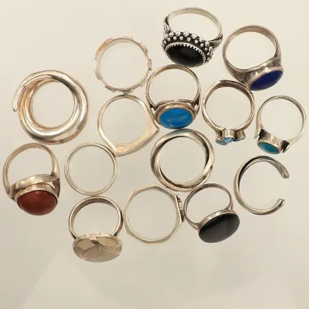 Femton ringar, skadade stenar, saknar stenar, putsrepor, silver Vikt: 139,2 g
