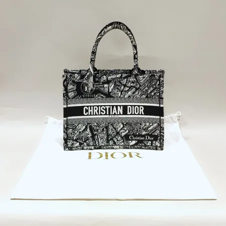 Väska, Christian Dior, Book tote, Svartvitt Plan de Paris-broderi, serienr: M1296COMP, 36.5 x 28 x 16.5 cm, kvitto från Madrid 2023, dustbag, 