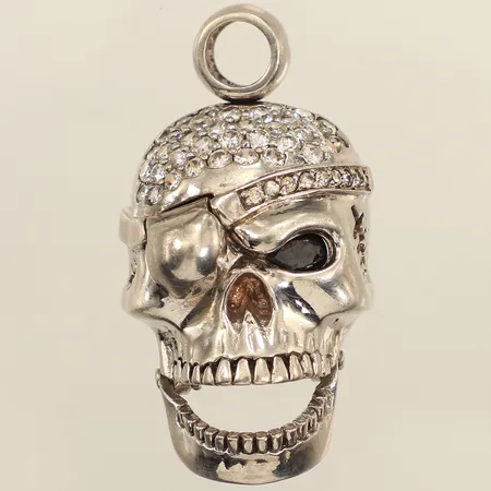 Hänge döskalle med vita stenar, längd ca 48mm, bredd ca 36mm, 925/1000 silver Vikt: 23,9 g