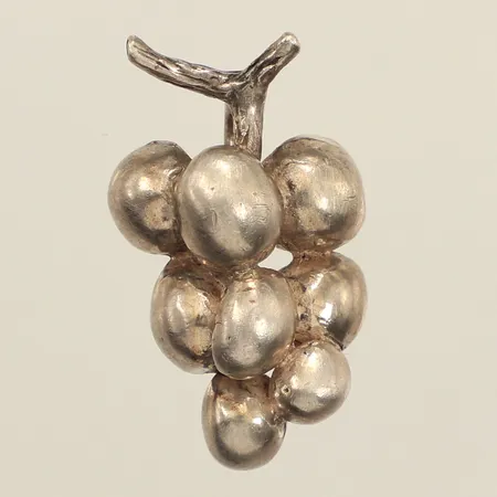 Hänge druvklase, längd ca 28mm, bredd ca 16mm, Stigbert, år 1974, 925/1000 silver  Vikt: 7,5 g