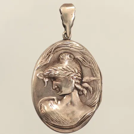 Hänge medaljong, dekor i relief, längd inklusive ögla 50mm, bredd ca 28mm, repor, buckla, 925/1000 silver Vikt: 8,7 g
