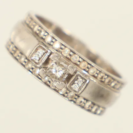 Ring diamanter 32x ca 0,005ct, 1 x ca 0,20ct, prinsesslipad, stl ca 16¾, bredd 7,2mm, vitguld, GHA, 18K Vikt: 6,6 g
