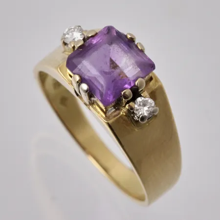 Ring i 18K guld, stl 17¾, bredd 2-7.6mm, 1st lila sten, mått 7x7mm, sliten, 2st diamanter, 0.10ct,   vikt 5,7g.