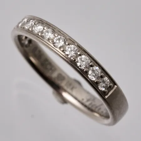 Ring i 18K guld, stl 15½, bredd 1.6-mm, 13st diamanter, ca 0.26ct, vikt 2.7g, gravyr, tillverkad av Schalins.