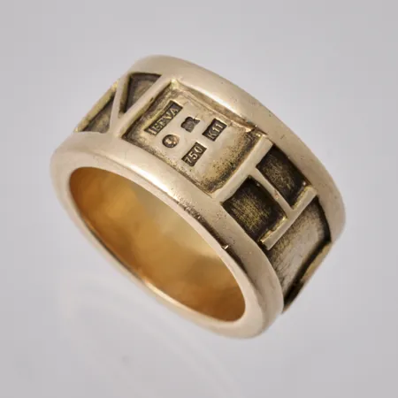Ring i 18K guld, stl18½, bredd 12mm, design Efva Attling, "Human", år 2008, vikt 24,69g. 