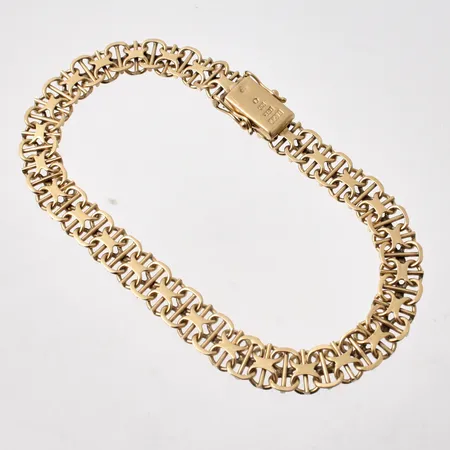 Armband i 18K guld, 20,5cm, X-länk med stav, bredd 7,6mm, tillverkad av Haldor Vidar Fors, år 1966, vikt 15,38g.