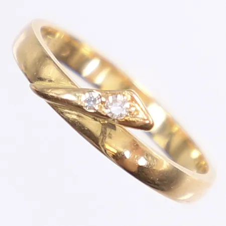 Ring med diamanter totalt 0,0035ctv enl. gravyr, stl 16, bredd 2,5-5mm, 18K Vikt: 2,1 g