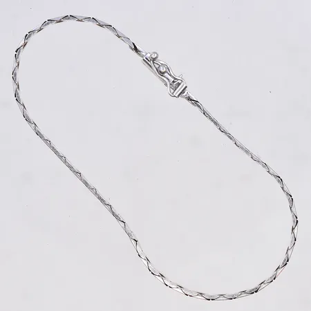 Armband, längd 18,5 cm, bredd 3 mm, silver 830/1000. Vikt: 6 g
