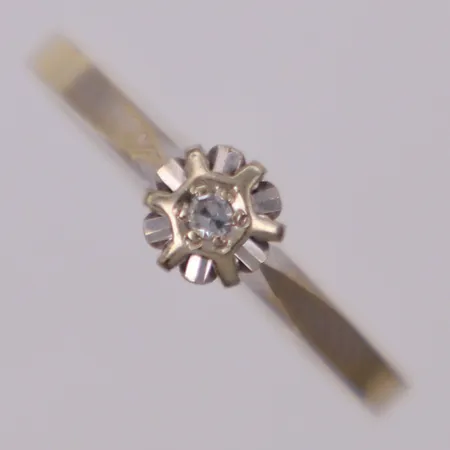 Ring med diamant 1xca0,01ct åttkantslipad, stl 17, bredd 1,7-5,1mm, vitguld, i behov av rodiering, 18K  Vikt: 1,9 g