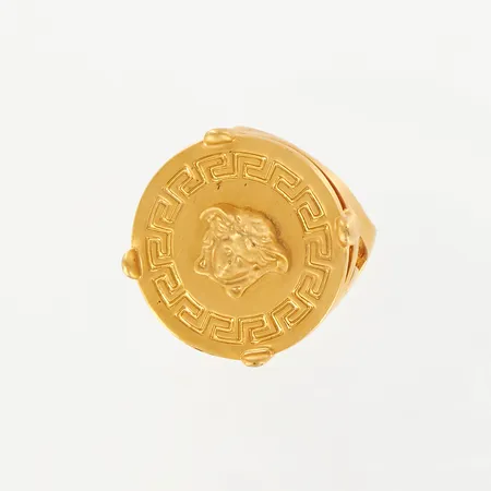 Ring Versace med dekor av Medusa, stl: ca 19, bredd: 8,5-25mm, guldfärgad metall, originaletui samt ytterkartong, smärre bruksrepor