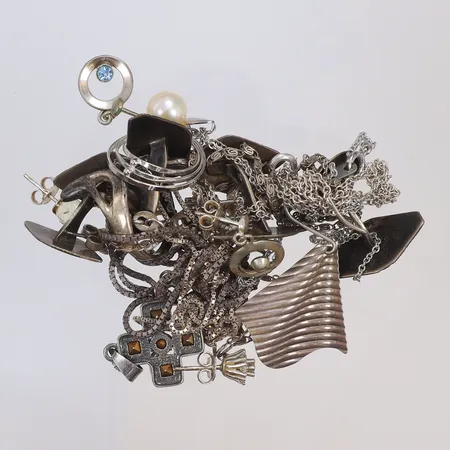 Diverse silver, delvis defekt, med stenar/pärla silver 830-925/1000 Vikt: 41,4 g