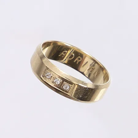 Ring med vita stenar, stl 19¼, bredd 6mm, gravyr, slitage, 14K Vikt: 4,9 g
