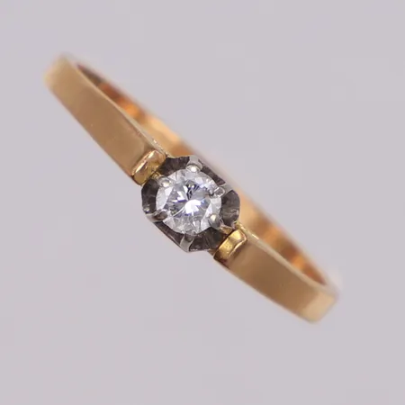 Ring med briljantslipad diamant 1 x ca. 0,12ct, stl 16¾, bredd: 1,9-3,9mm, skadad sten, 18K Vikt: 2,2 g