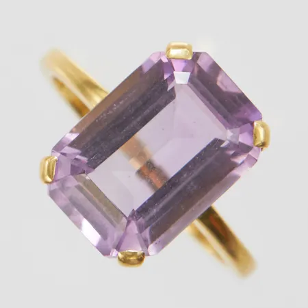 Ring, ametist, stl 17½, bredd 1,5-14mm, Guldfynd, 18K, bruttovikt: 4,5g.