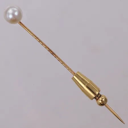 Kravattnål, pärla, 6,3cm, lås i oädel metall,  etui, 18K, bruttovikt: 2,8g Vikt: 2,8 g
