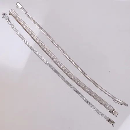 Tre Armband, 18-19cm, glappa lås, brott på länken, 835/1000 silver Vikt: 26,7 g