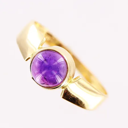 Ring, ametist, stl 16½, bredd 1,5-6mm, hack i infattning, 18K Vikt: 2 g