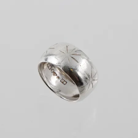 Ring med mönstrade stjärnor, stl ca 15½mm, bredd 9,4mm, Janson Guldvaru Ab Victor Lindesberg 1964, silver Vikt: 3,9 g