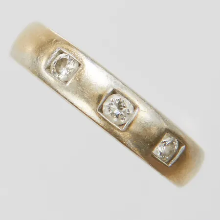 Ring, diamanter 3 x ca 0,07ct, stl 16, bredd 3-4,5mm, gravyr, behöver omrodieras, vitguld, 18K, 5,2g Vikt: 5,2 g