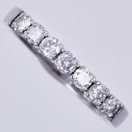 Ring med 7 diamanter ca totalt 0,83ct enligt gravyr, W(H)/VS-SI (1 sten indikerar på syntetisk diamant), stl: 20½, bredd ca 3mm, 1978, 18K Vikt: 6,2 g