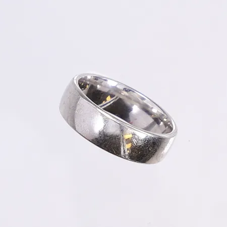 Ring, slät, stl 20, bredd 7mm, Schalins, gravyr, repig, vitguld 18K Vikt: 11,9 g