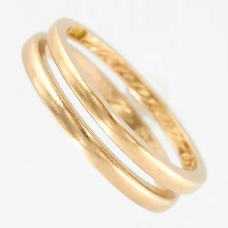 2 ringar, stl 17¾, bredd ca 1,5mm, gravyr, 18K,  Vikt: 3,9 g