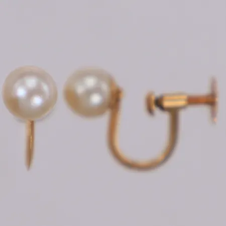 Ett par örhängen med odlade pärlor Ø6,2mm, längd ca 12mm, bredd 0,9-6,2mm, skruvlås, 18K Vikt: 1,8 g