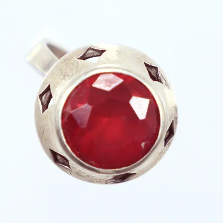Ring, röd sten, vridbar detalj, Ø18¼, silver 830/1000 Vikt: 5,6 g