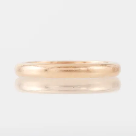 Ring med gravyr, storlek 18 mm, bredd 2.9 m, 18k. Vikt: 4,8 g