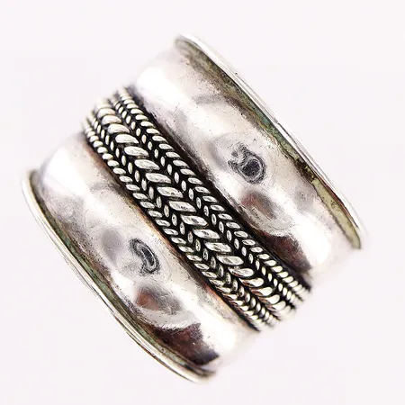 Ring stl 17½, bredd 10-17mm, något skev skena, silver 925/1000 Vikt: 3,4 g