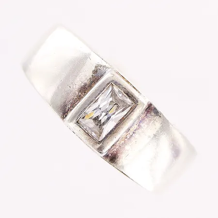 Ring stl 17, bredd 4-7mm, vit sten, GHA, silver 925/1000. Vikt: 5,4 g