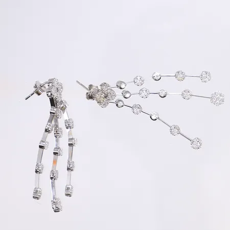 Ett par örhängen med diamanter 2x ca 0,04ct, 12x ca 0,03ct, 36x ca 0,02ct, 144x ca 0,01ct, totalt ca 2,60ctv, diamanter troligen delvis syntetiska, höjd 52mm, bredd 9mm, något skena stift, vitguld 18K Vikt: 10,2 g