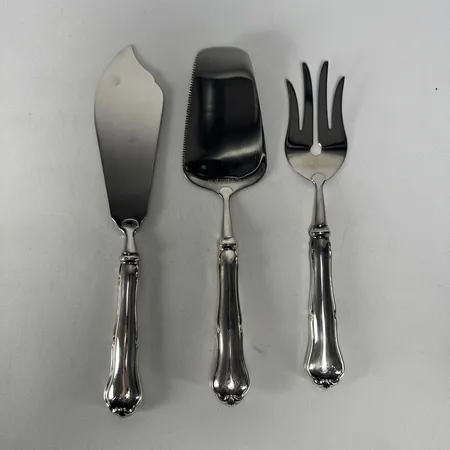 Parti uppläggningsbestick, 21-24mm, blad i rostfritt stål, fyllda handtag, silver 830/1000 Bruttovikt: 182,6g Vikt: 182,6 g