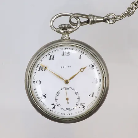 Fickur Zenith Ø50mm, manuell uppdragning, ca 1920/30-tal, boett i nickel, med tillhörande skyddshölje i stål med kedja