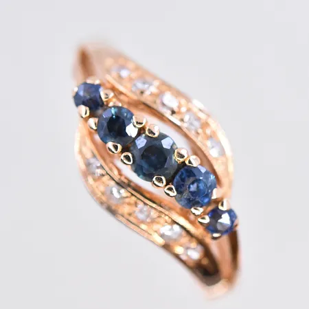 Ring med diamanter 10x0,02ct och troligen safier, stl 18, bredd 2-10 mm, fint skick, 18K. Vikt: 3,9 g