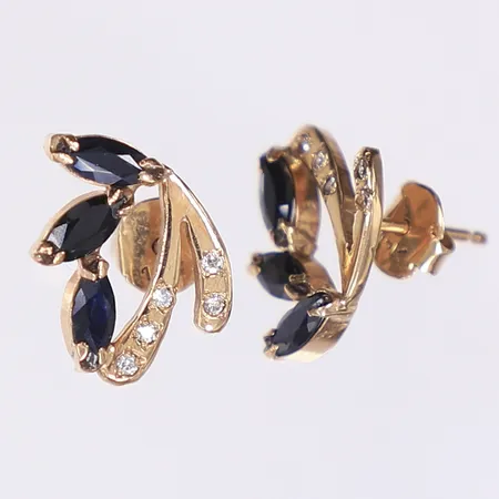 Ett par örhängen med vita och blå stenar, 18x13mm, 18K Bruttovikt: 4,3g Vikt: 4,3 g