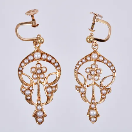 Ett par örhängen med orientaliska pärlor, längd: ca 3,5cm, bredd: ca 17mm, med skruvlås, GD&Co, Guldvaruaktiebolaget G. Dahlgren & Co Ab, år 1927 och 1957, 18K  Vikt: 7 g