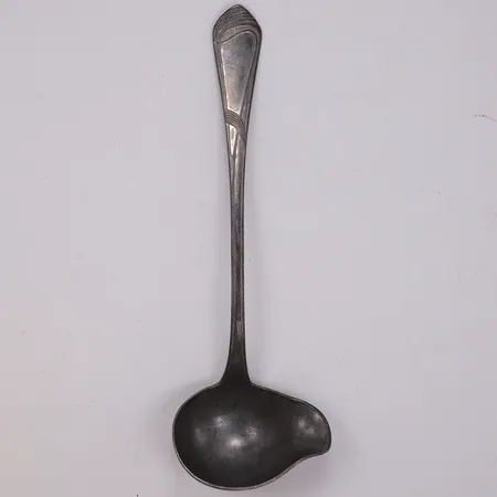 Såsslev med jugend-dekor, längd 20cm, repor, tenn