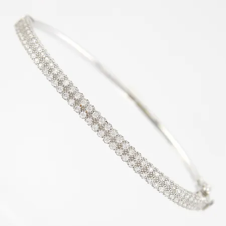 Armband, stelt, öppningsbart, med stenar, innermått ca 59x53mm, skevheter samt defekter, vitguld, 14K Vikt: 6,8 g