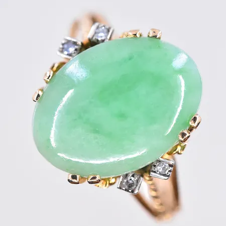 Ring med grön sten, stl 18½, bredd skena 3 mm, 18K. Vikt: 5,4 g