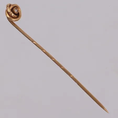 Nål med odlad pärla, längd 57,5mm, bredd 1,2-7,8mm, skev, 18K  Vikt: 1,3 g