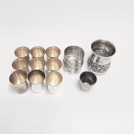 Diverse silver, bägare, gravyrer, buckliga, silver Vikt: 424,2 g
