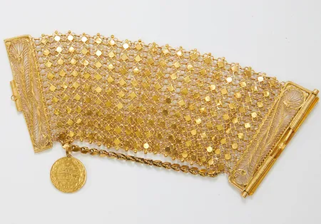 Armband, filigranarbete, kurush mynt, längd 16-19,5cm, bredd 65-75mm, skruvlås, 21K Vikt: 131,7 g